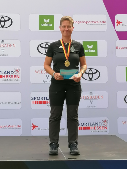 Siegerehrung zur Deutschen Meisterin Blankbogen 2022 mit deutschem Rekord: Diana Wiesner