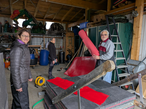 Klarissa und Mecki beim Zusammenbau der Scheiben