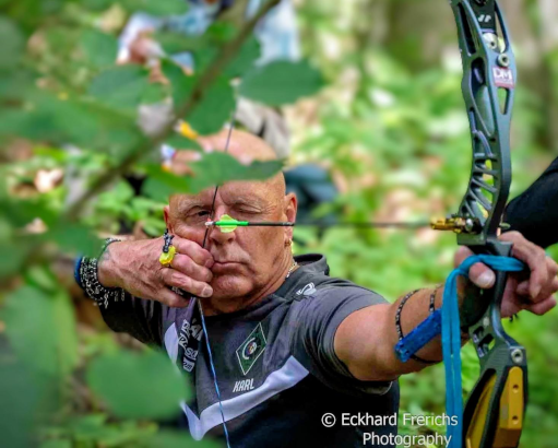 Karl mit gespanntem Bogen auf der DM Feld