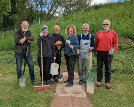 Gruppenbild mit Damen nach getaner Arbeikt an der Schützenlinie