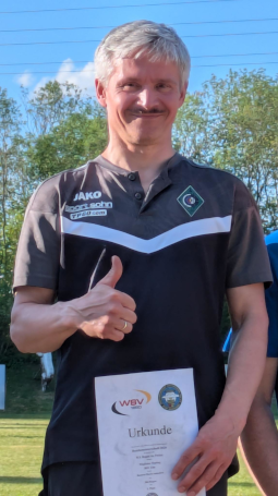 Wlad mit seiner Urkunde zum 1. Platz auf der Bezirksmeisterschaft 2026