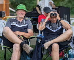 2 tiefenentspannte Rentner nach dem Wettkampf auf der LM 2026: Uli Ruiss und Karl Garth-Wassermann