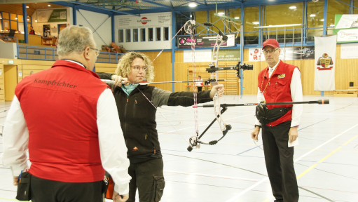 Diana bei der Kontrolle des Zuggewischts ihres Compoundbogen, maximal 60 lbs sind erlaubt