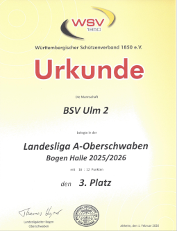 Diana bei der Kontrolle des Zuggewischts ihres Compoundbogen, maximal 60 lbs sind erlaubt